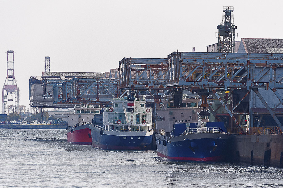 まだまだ働く貨物船